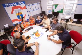 A prefeita Mirella Almeida se reuniu com a equipe da Defesa Civil de Olinda