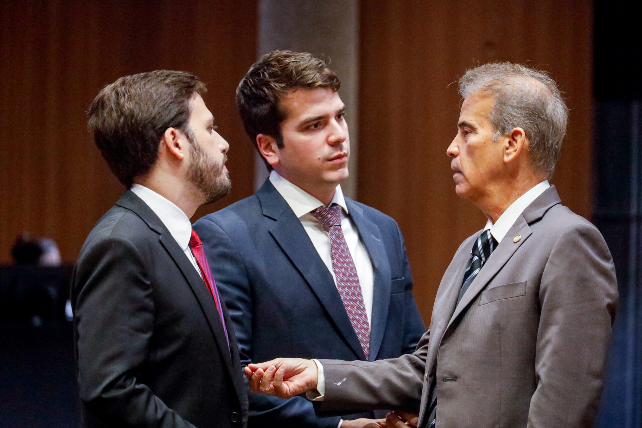 Antônio Coelho (c) assumiu a liderança di União Brasil, perdeu e voltou a ser. Tudo nesta quinta-feira Foto Nando Chiappetta Alepe