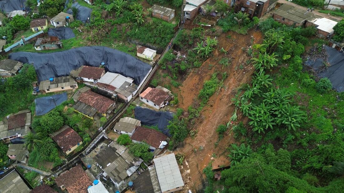 Barreira deslizou, provocando duas morte no Bairo do Passarinho , no Recife