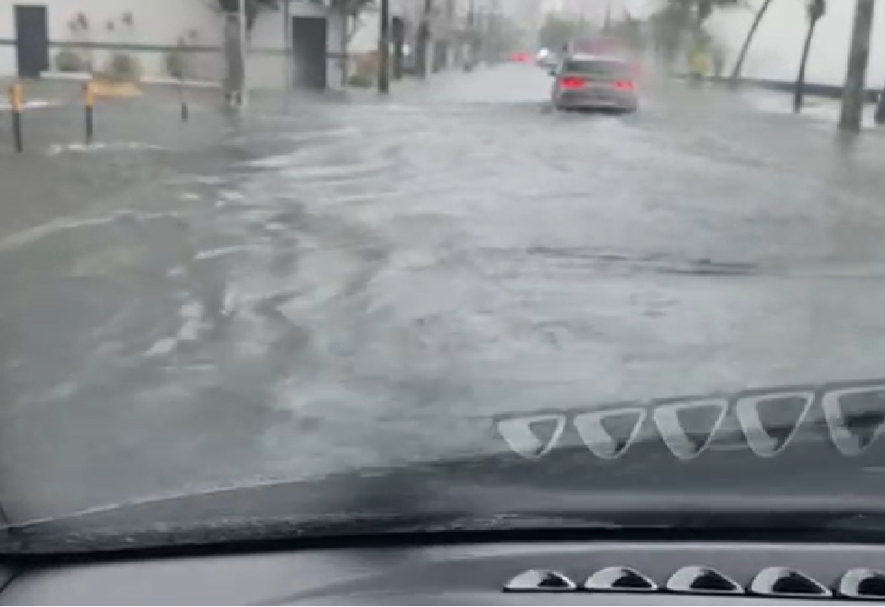 Chuvas provocaram transtornos para os moradores da beira-mar de Olinda