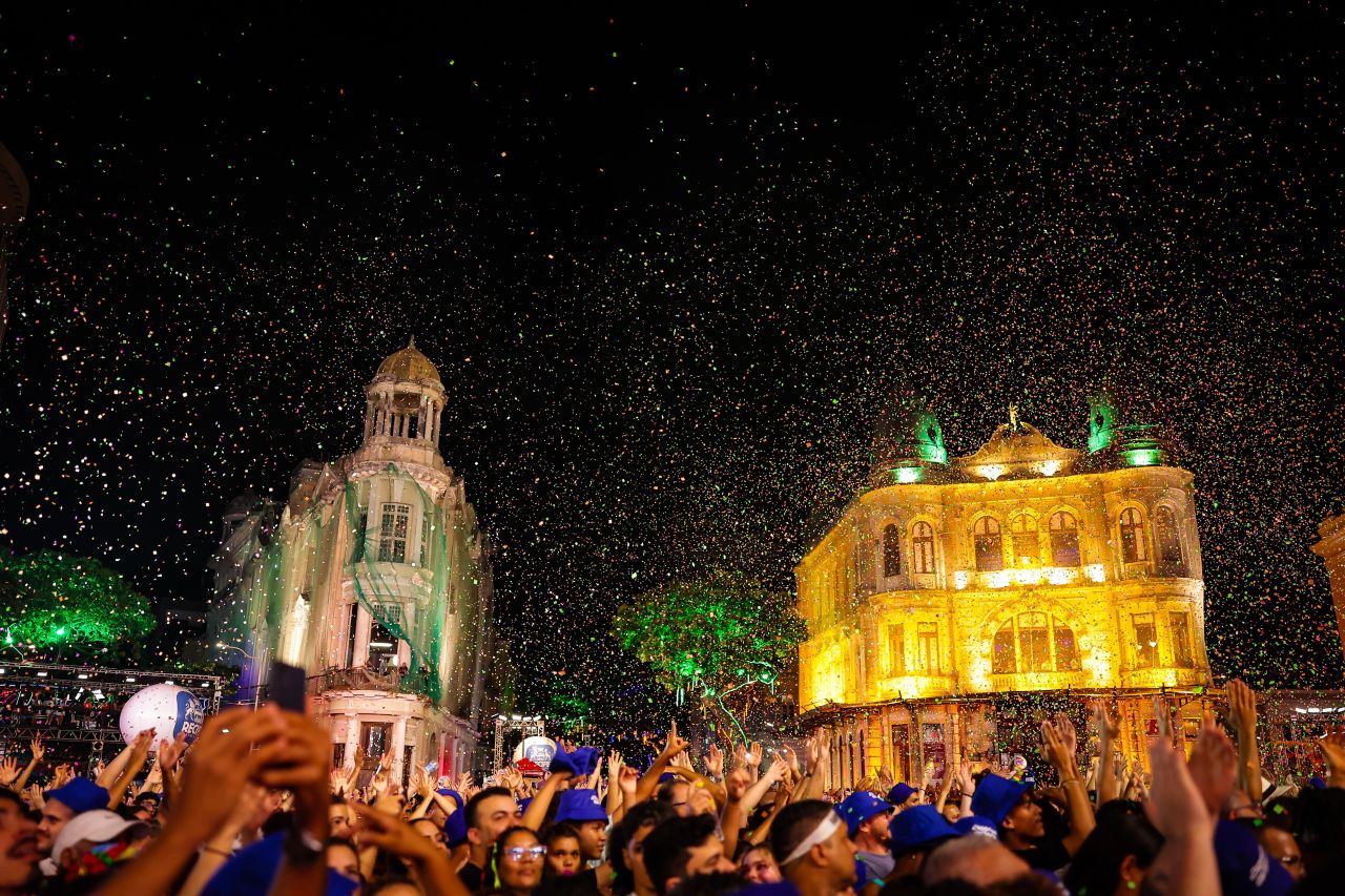 O Marco Zero ficou tomado pelos foliões, na abertura do Carnaval do Recife