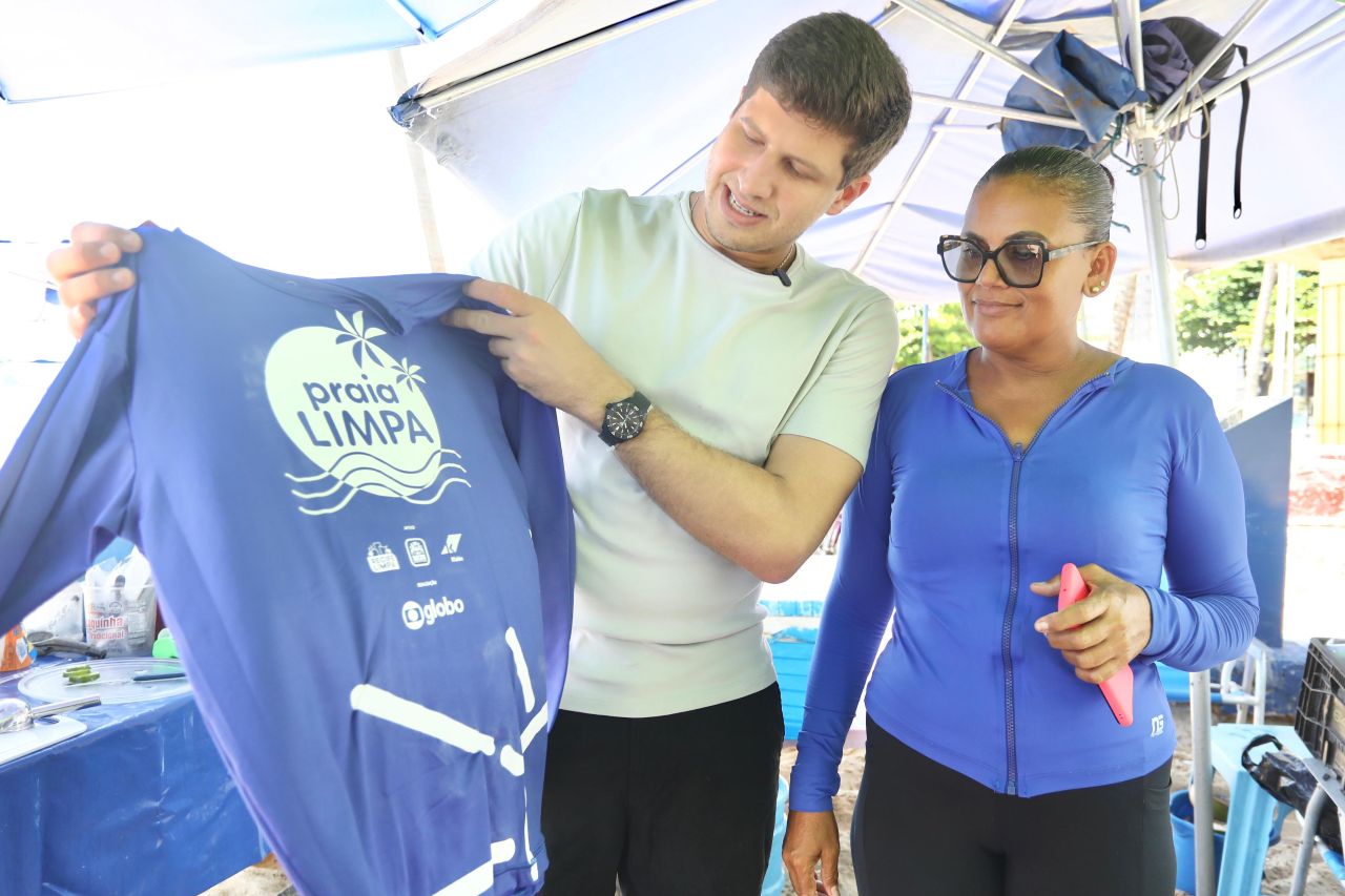 O prefeito do Recife, João Campos, participou da abertura do projeto Praia Limpa