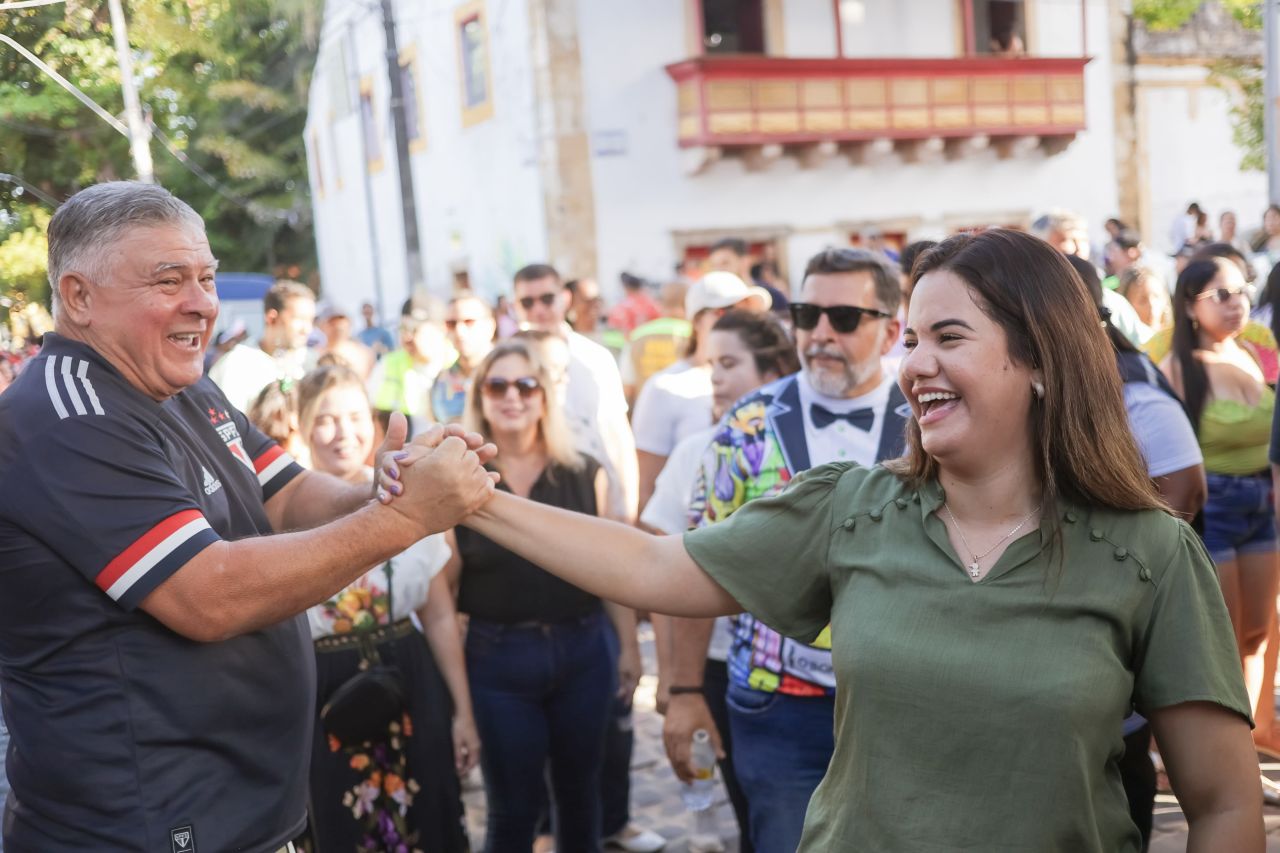 Prefeita de Olinda, Mirella Almeida esteve na Cidade Alta, neste domingo, para verificar a atuação da equipe da prefeitura nas prévias