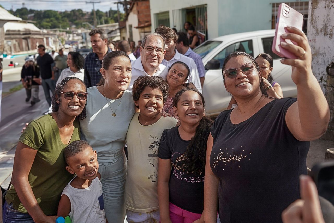 Prefeito Mano Medeiros e a governadora Raquel Lyra entregaram casas em Jardim Monte Verde