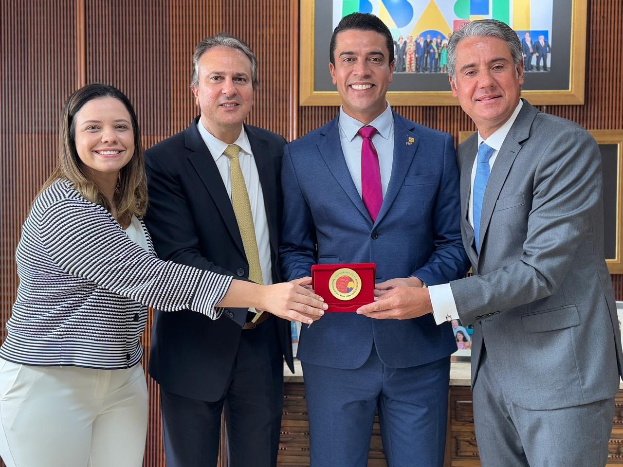 Prefeito de Caruaru, Rodrigo Pinheiro recebeu o prêmio das mães do ministro da Eduação, Camilo Santana