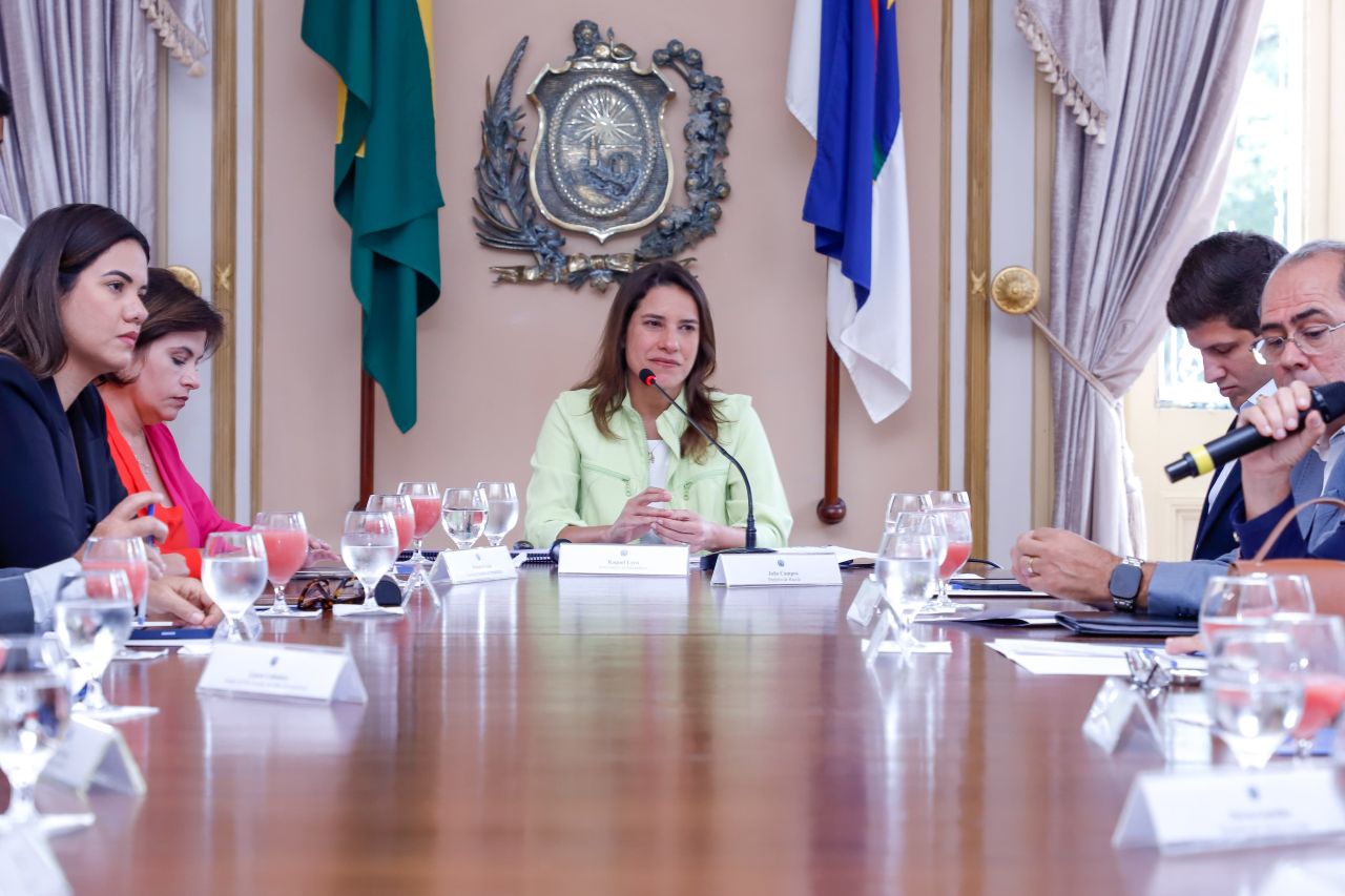 A governadora Raquel Lyra recebeu os prefeitos da Região Metropolitana para tratar das questões comuns aos municúpios Foto Yacy Ribeiro_Secom 2