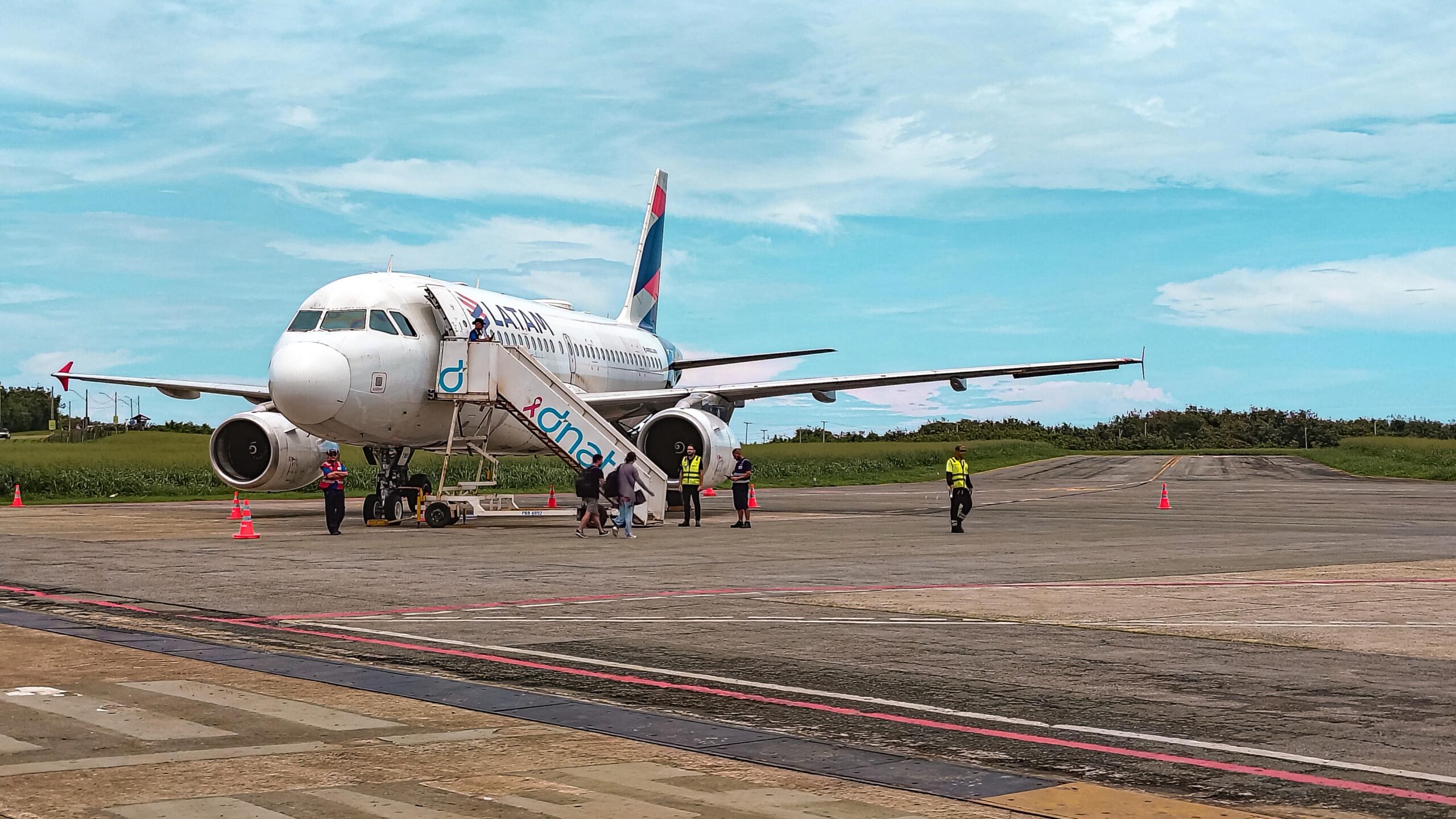 Avião turbojato da Latam aterrisou na manhã desta quarta-feira, no Aeroporto de Noronha Foto Acervo ATDEFN