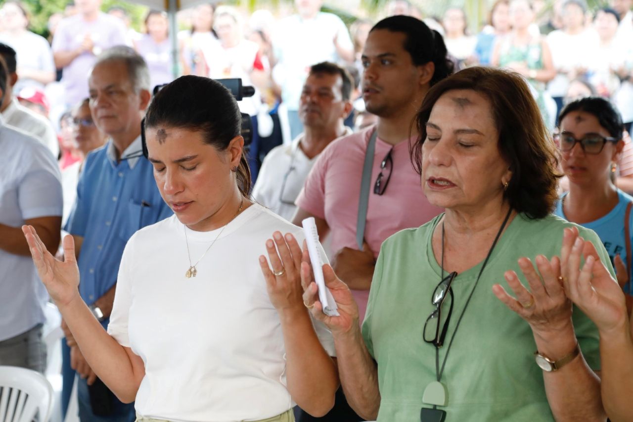 Governadora Raquel Lyra participou da missa do início da Quaresma, com a abertura da campanha da fraternidade