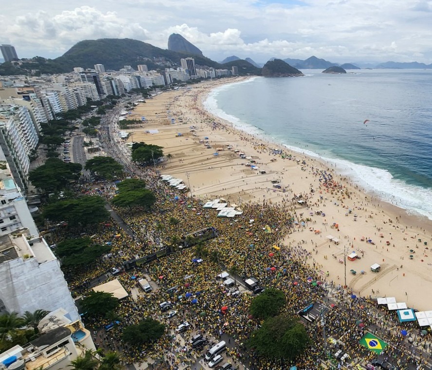 Imagem do ato em Copacabana mostra um público muito aquém o esperado Foto: RS/Fotos Públicas