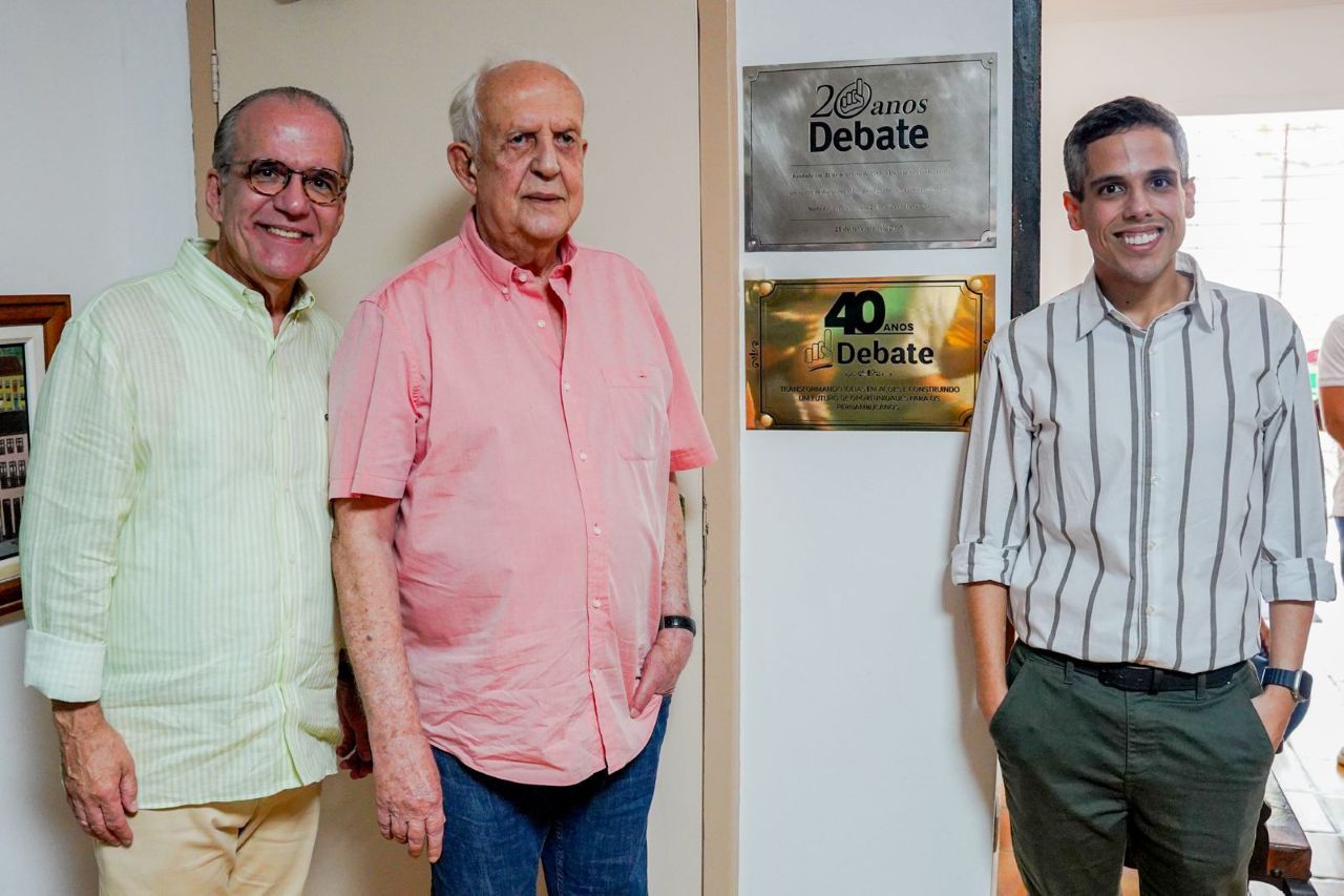 O Ex-governador Jarbas Vasconcelos, o senador Fernando Dueire e Jarbas Filho comandaram o ato no Centro Debate