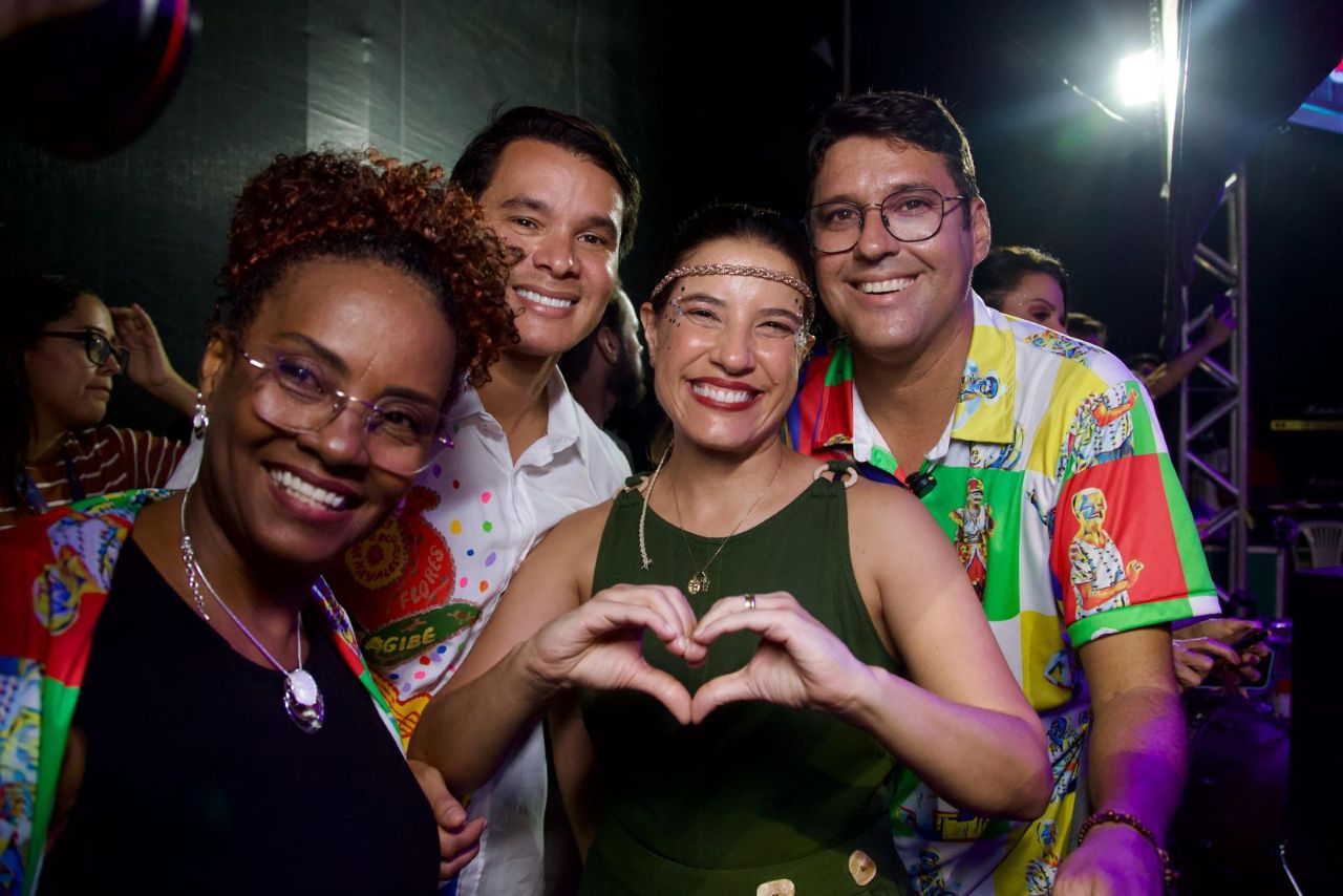 O prefeito Diego Cabral recebeu a governadora Raquel Lyra no encerramento do carnaval em Camaragibe