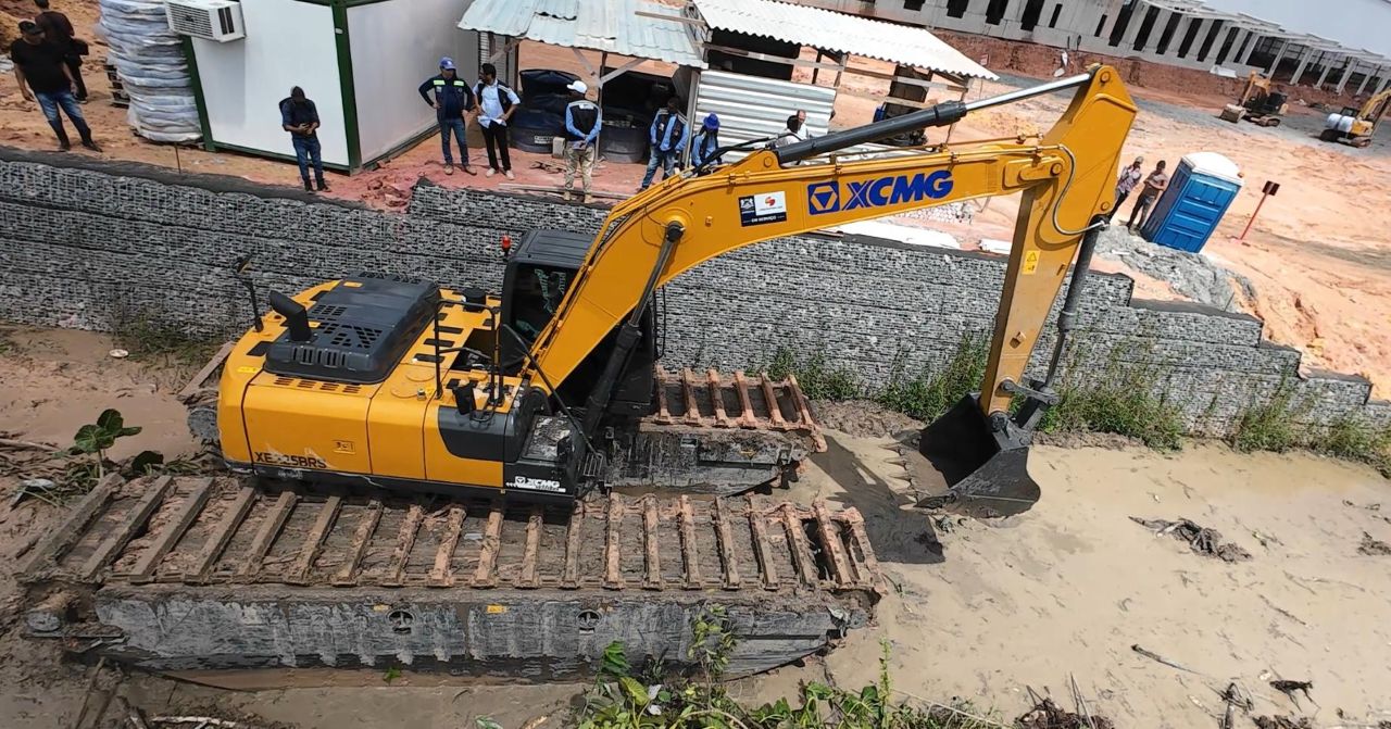 O prrefeito Mano Medeiros acompanhou o trabalho da máquina que trabalha com profundidade