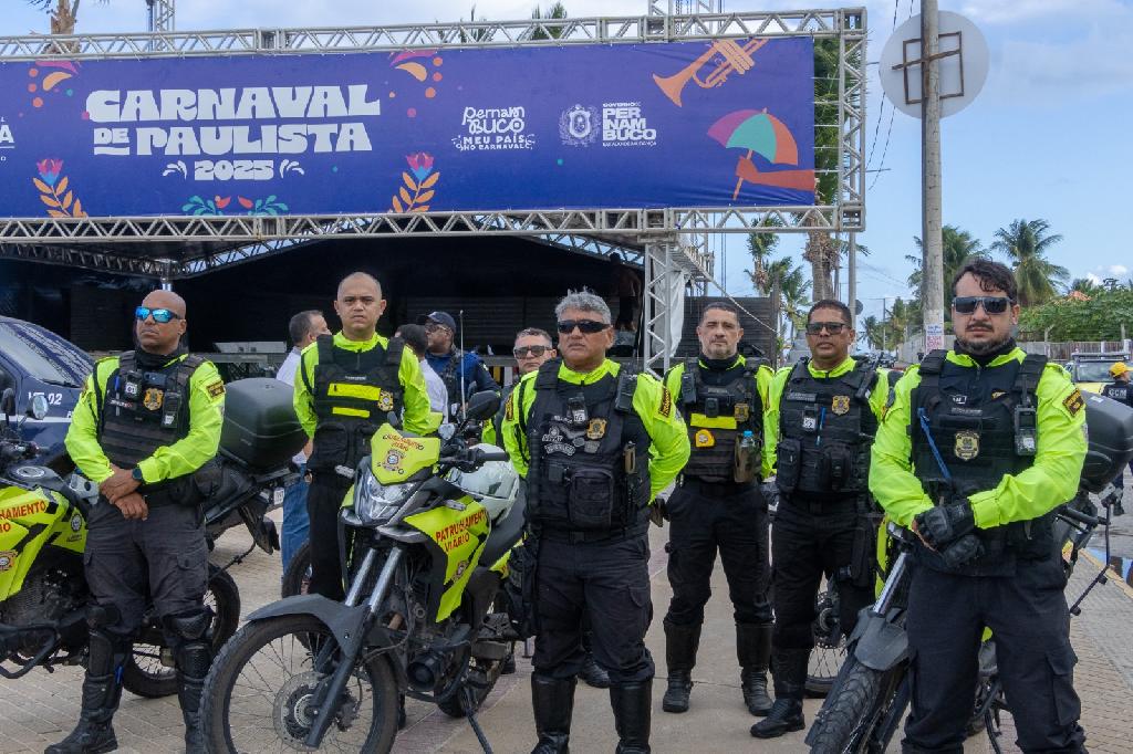 Os efetivos foram colocados nas ruas pela Prefeitura de Paulista para garantir a segurança do Carnaval