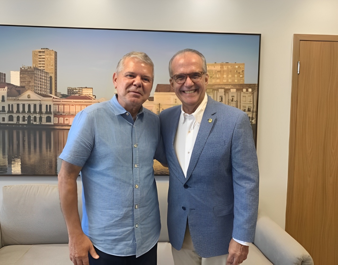 1O senador Fernando Dueire com o presidente do TJPE, Ricardo Paes Barreto