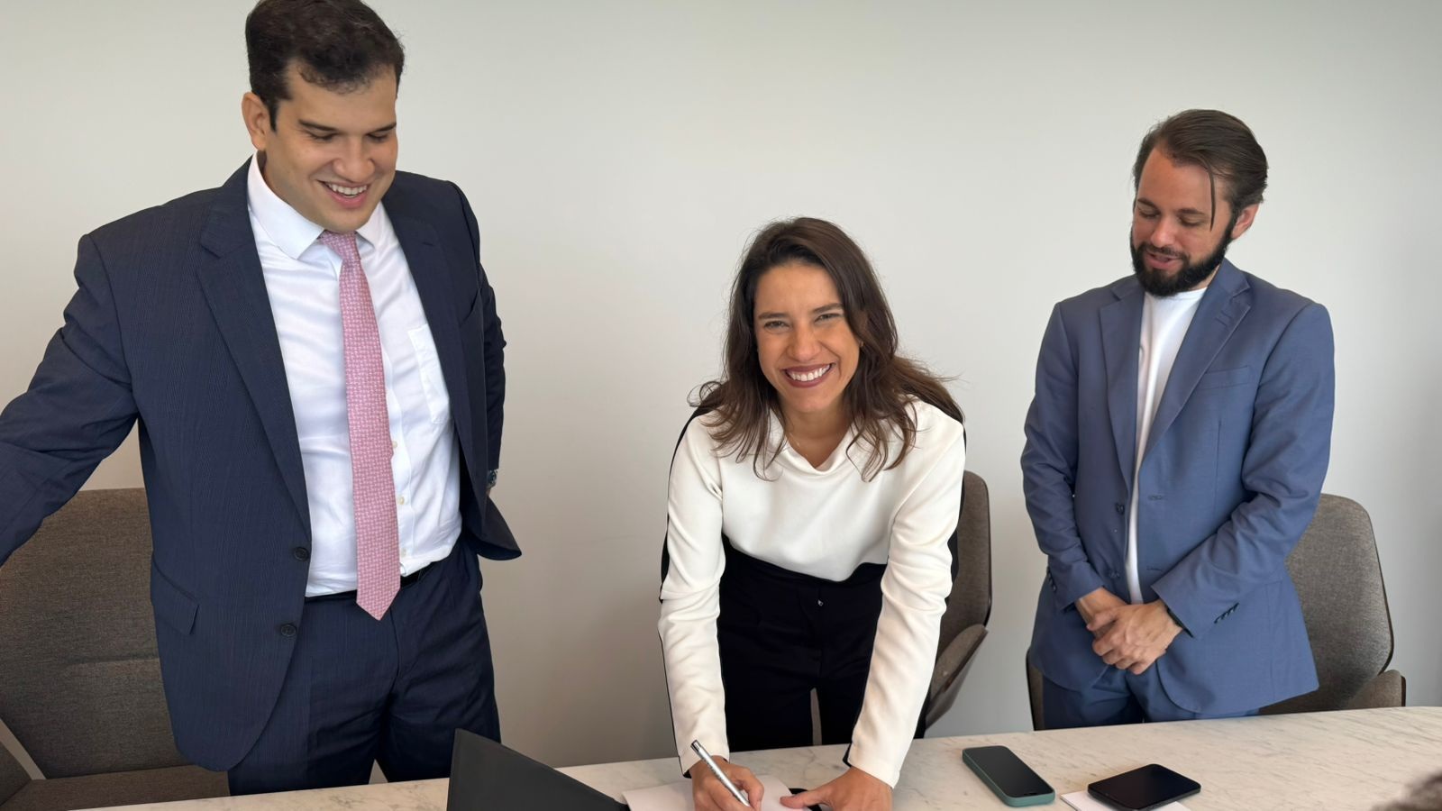 A governadora Raquel Lyra assinou o contrato com multinacional para instalação de unidade flutuante de regaseificação no Porto de Suape