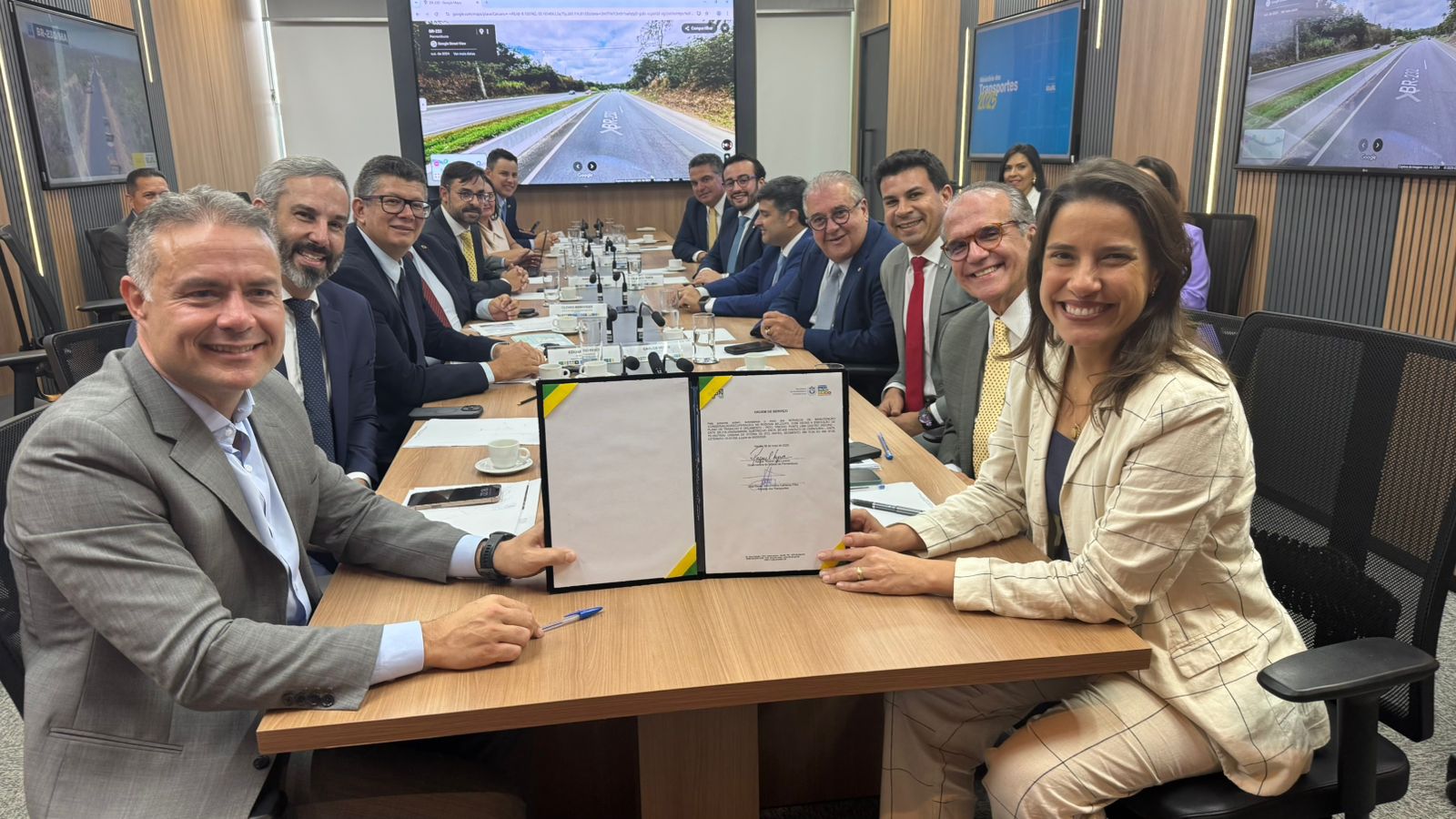 A governadora Raquel Lyra e o ministro Renan Filho assinaram as obras na BR-232