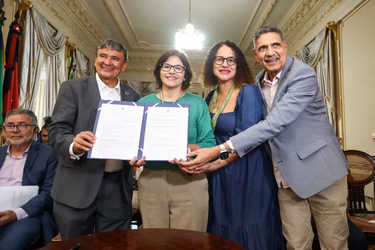 A governadora em exercício, Priscila Krause, assinou a parcerias entre os governos de Pernambuco e federal