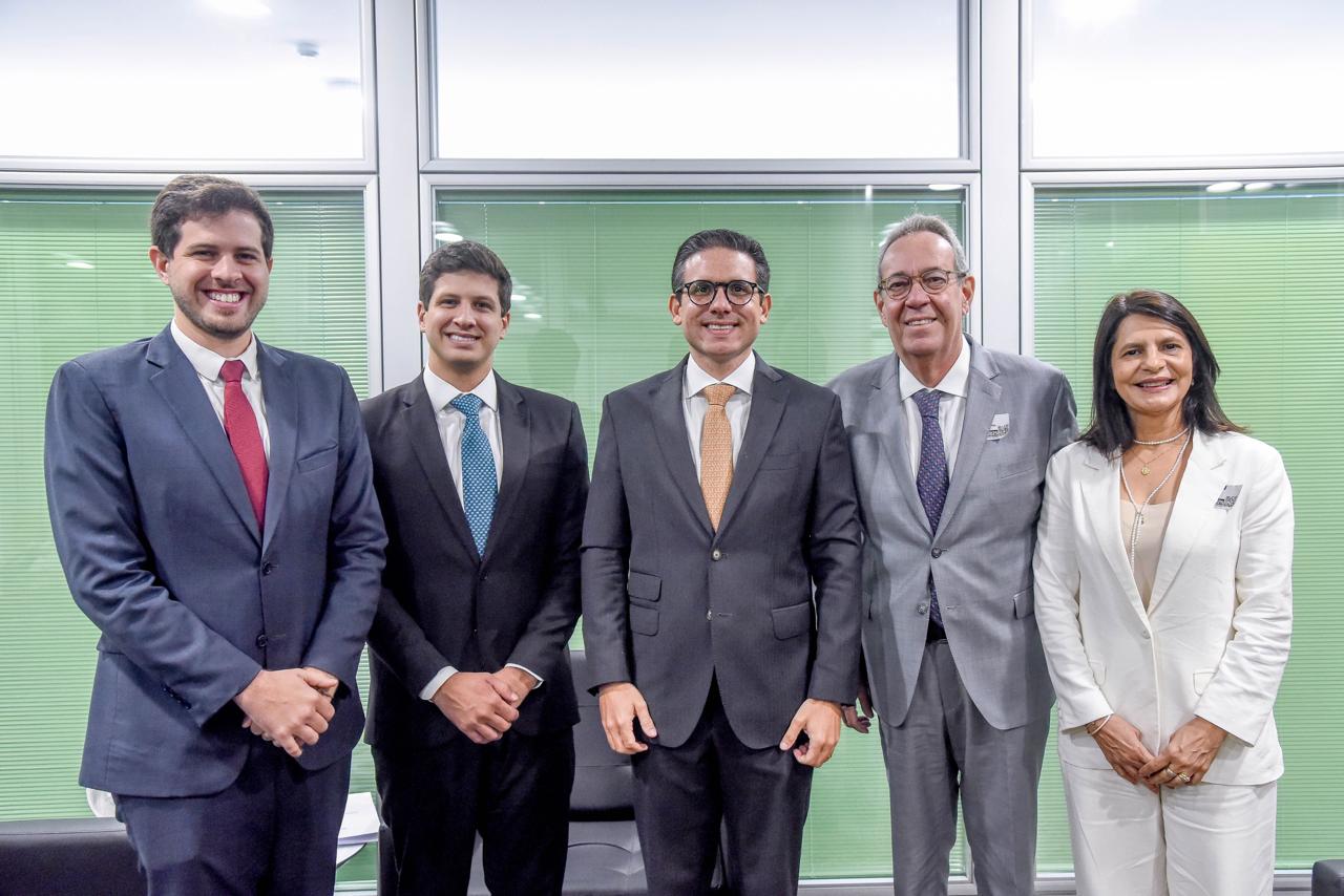 Álvaro Porto, a prefeita Sandra Paes, o prefeito João Campos e o deputadfo Pedro Campos estiveram com o presidente da Câmara, Arthur Mota