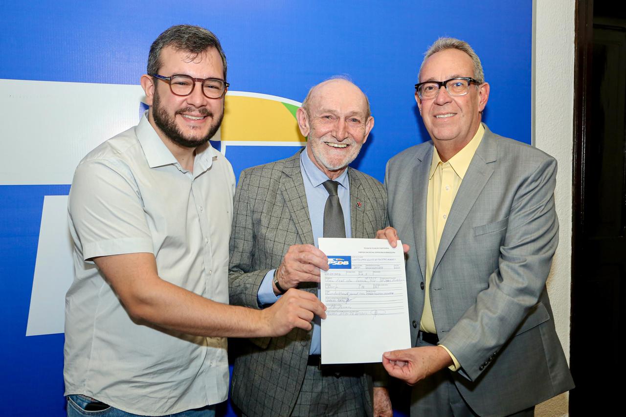 Álvaro e Gabriel Porto receberam o ex-desembargador Bartolomeu Bueno no PSDB
