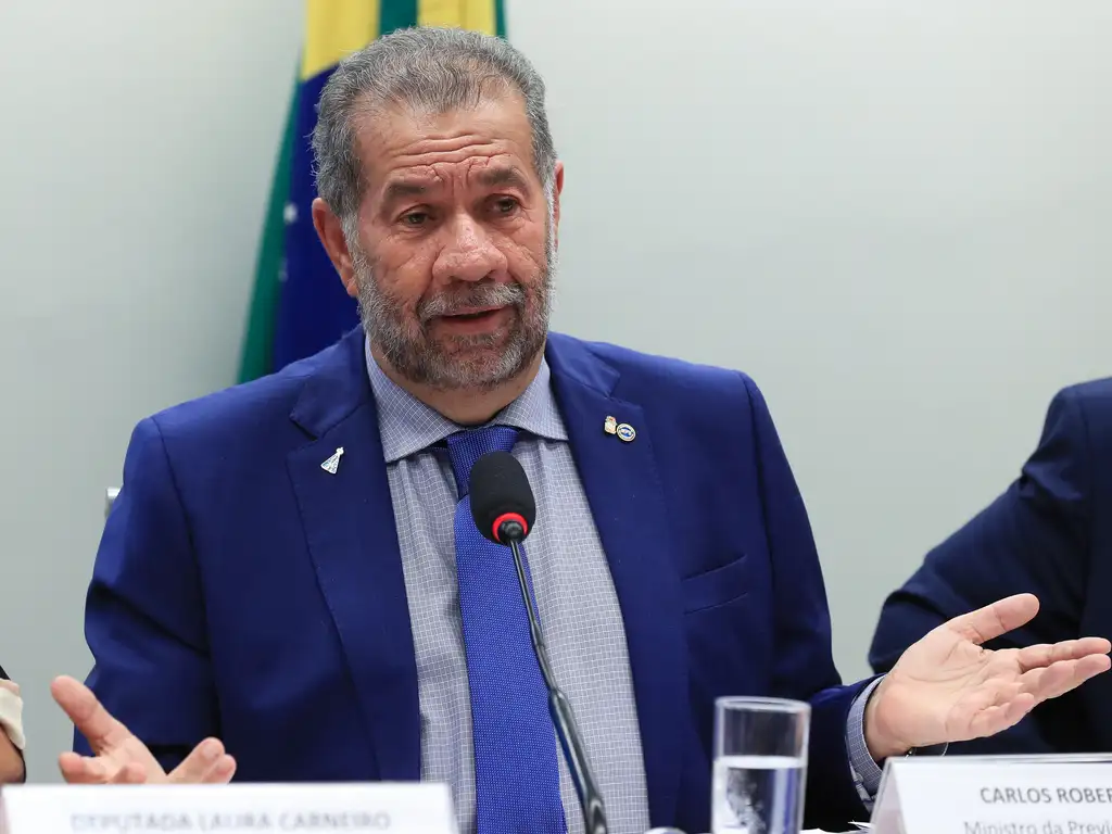 Carlos Lupi deixou ministério, após denúncias no INSS. Wolney Queiros assume