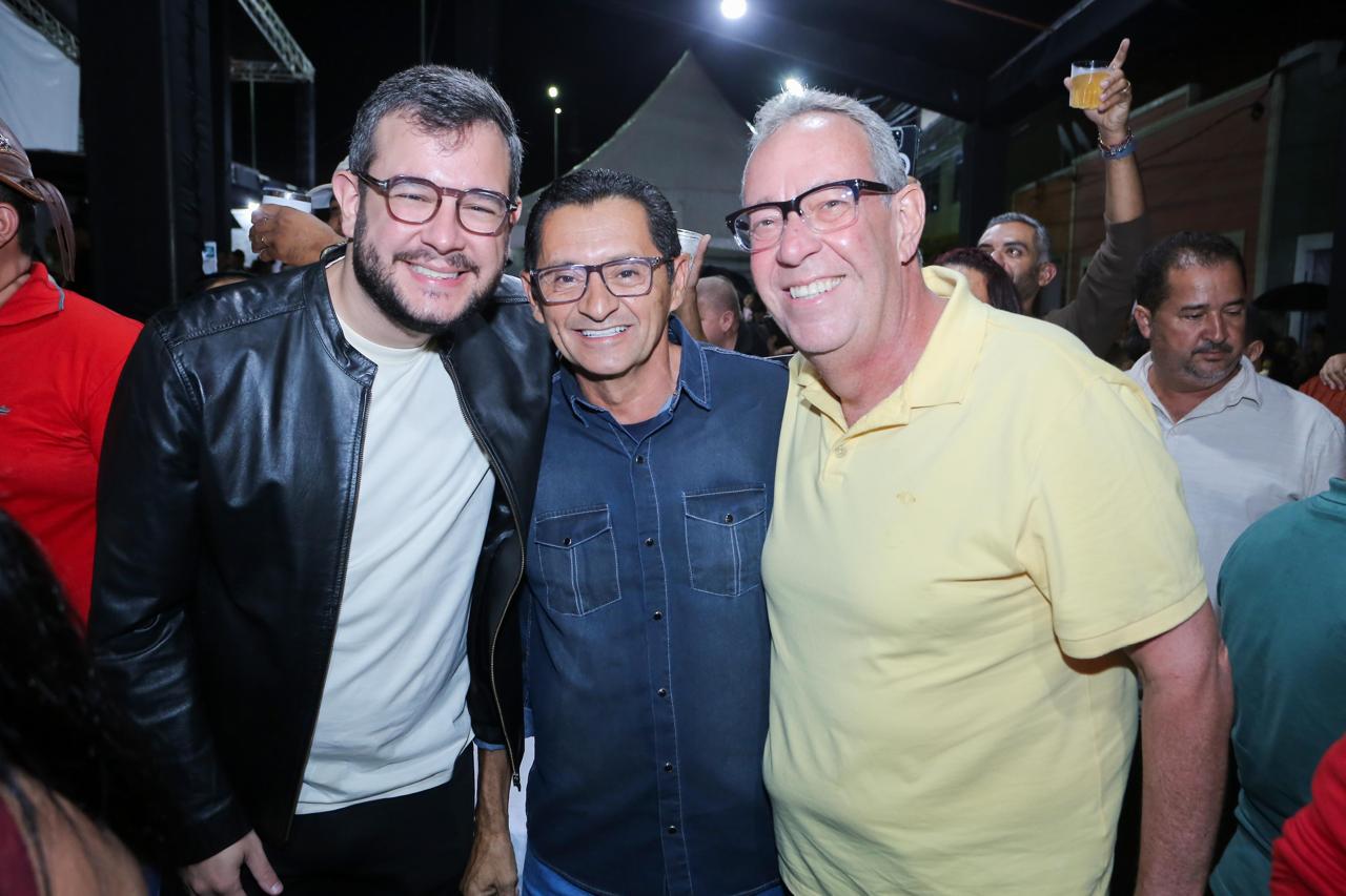 Deputado Álvaro Porto anuncia R$ 450 mil em emendas para saúde em Quipapá, e Gabriel Porto articula chegada de motoniveladora via Codevasf