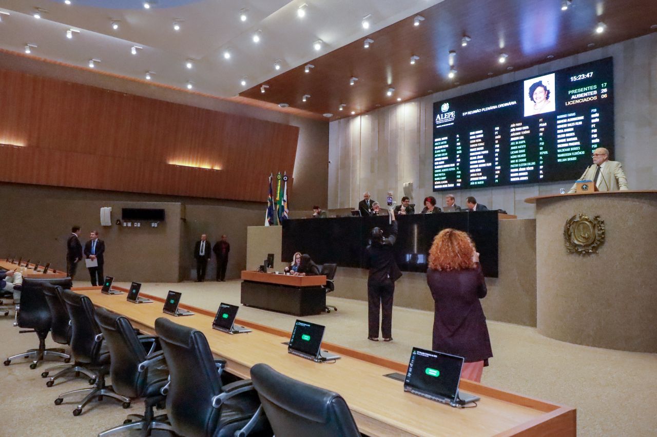 Governistas e oposição divergem sobre a causa do esvaziamento do plenário que votaria o nome de Moshe Dayan para presidir a Adagro