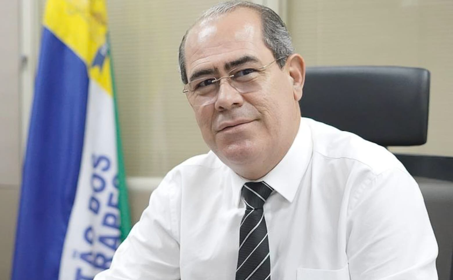 Mano Medeiros anuncia reajuste de 5,33% para 3.090 servidores, acima do IPCA. Medida será implementada em duas parcelas até outubro