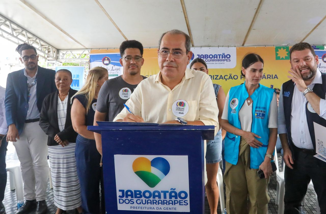 Mano Medeiros assina regularização fundiária que beneficia 5 mil pessoas