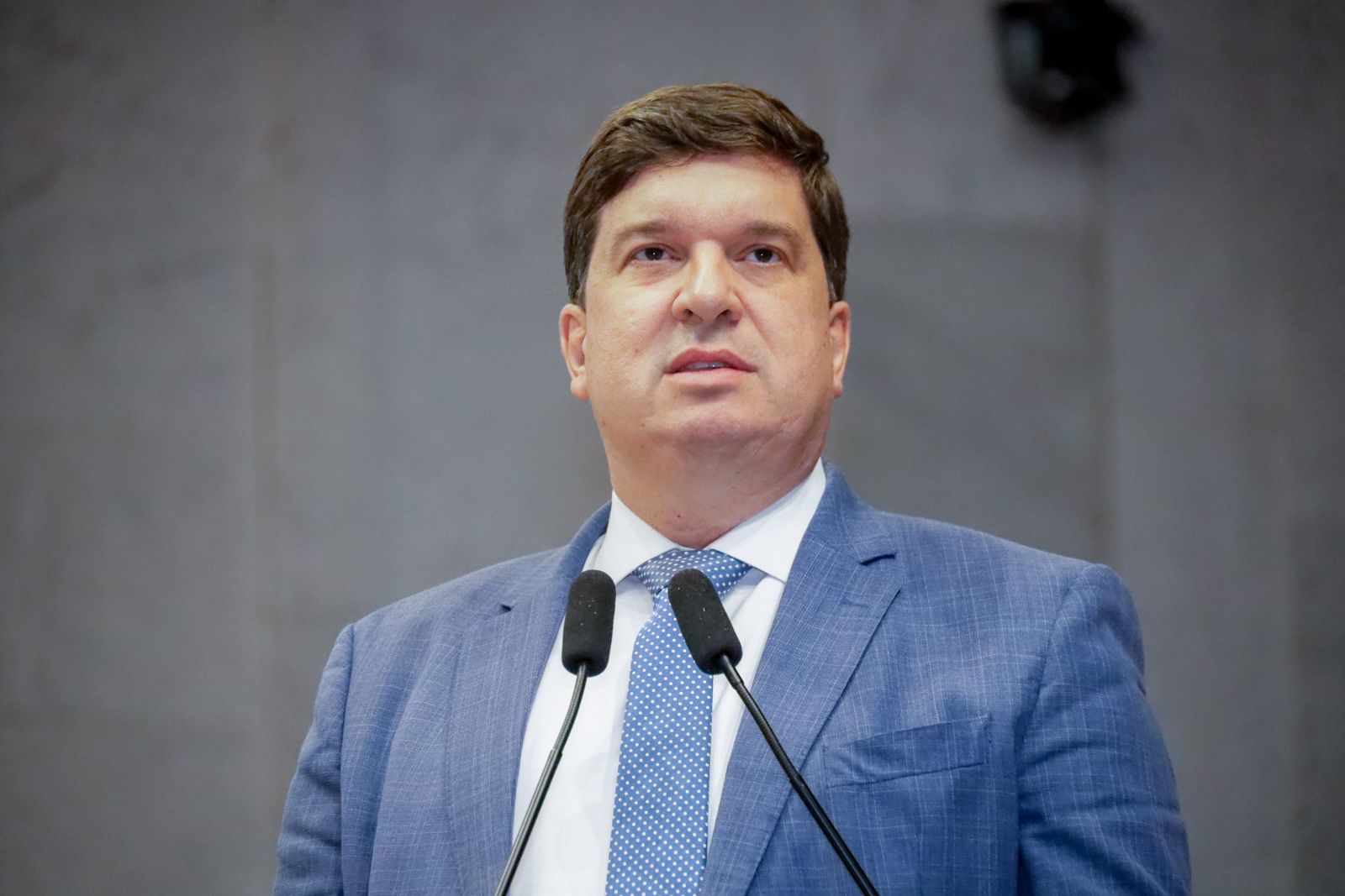 Nova lei, articulada por Joãozinho Tenório, garante aposentadoria com última remuneração e paridade salarial para policiais civis e penais