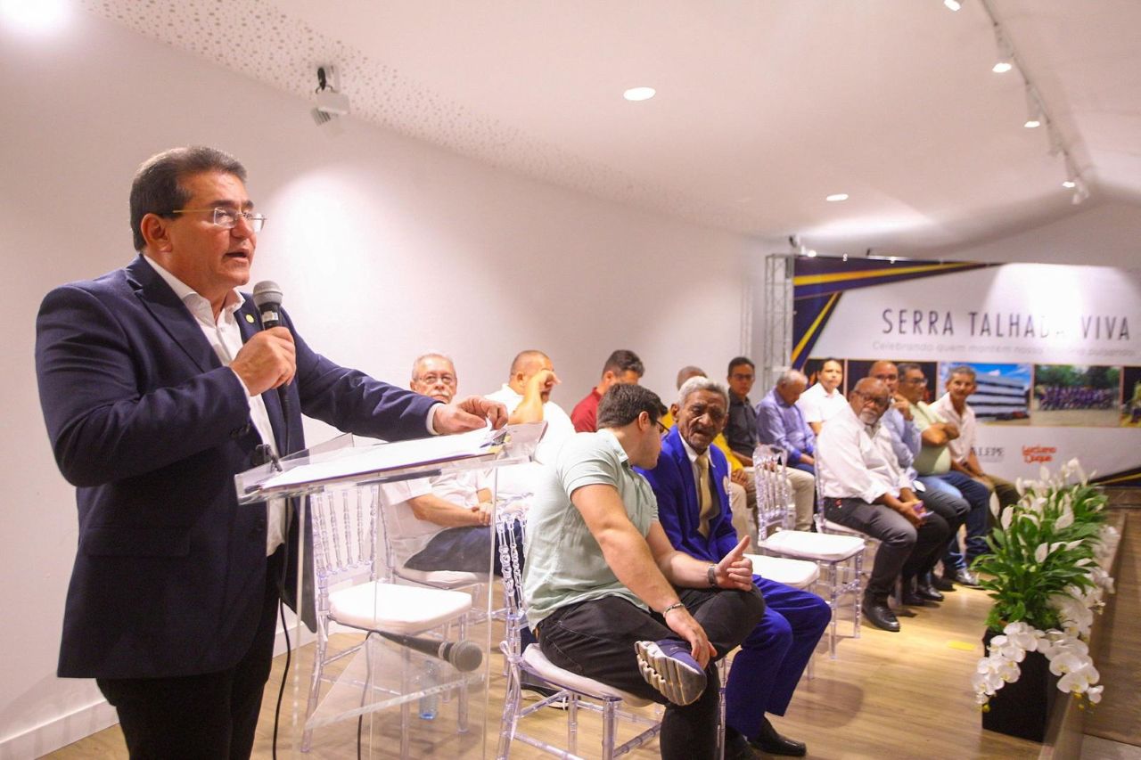 O deputado estadual Luciano Duque levou a Alepe para Serra Talhada para homenagear os 174 anos da cidade