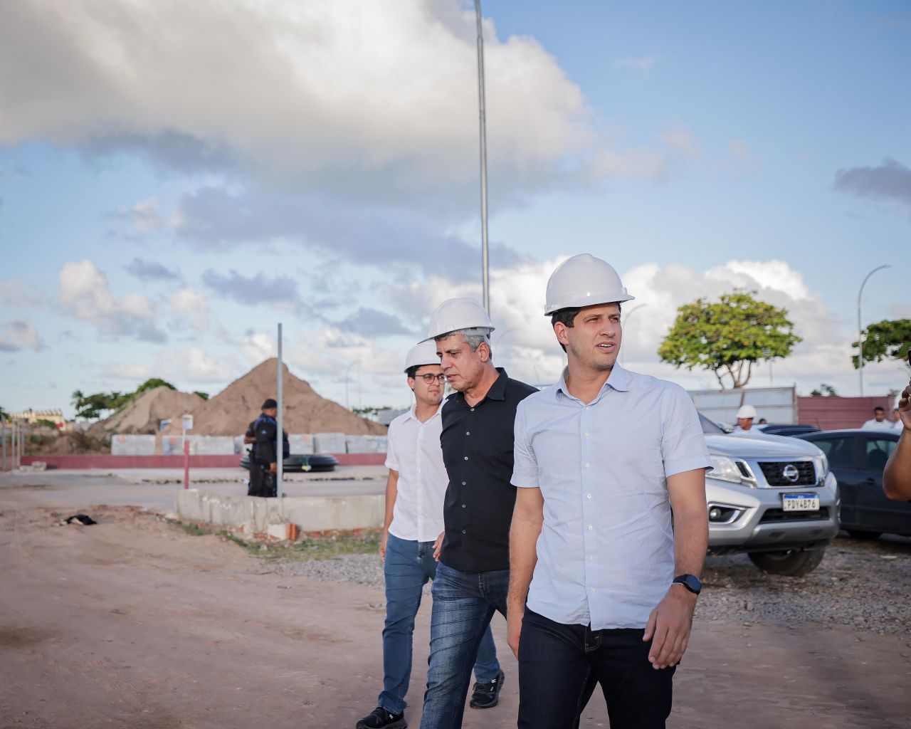 O prefeito João Campos e o vice, Victor Marques, visitaram o canteiro de obras no Cais José Estelita
