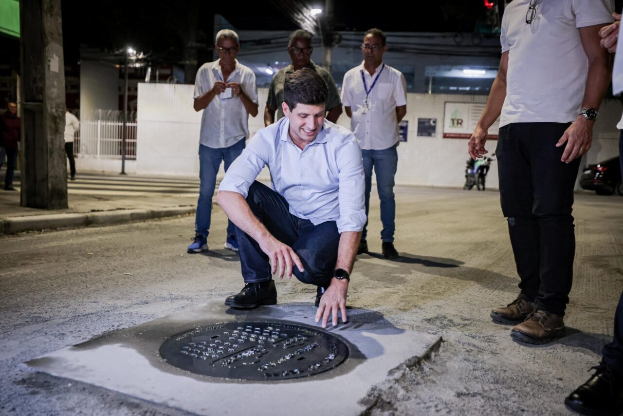O prefeito João Campos vistoriou o novo modelo de bueiros que serão utilizados no Recife