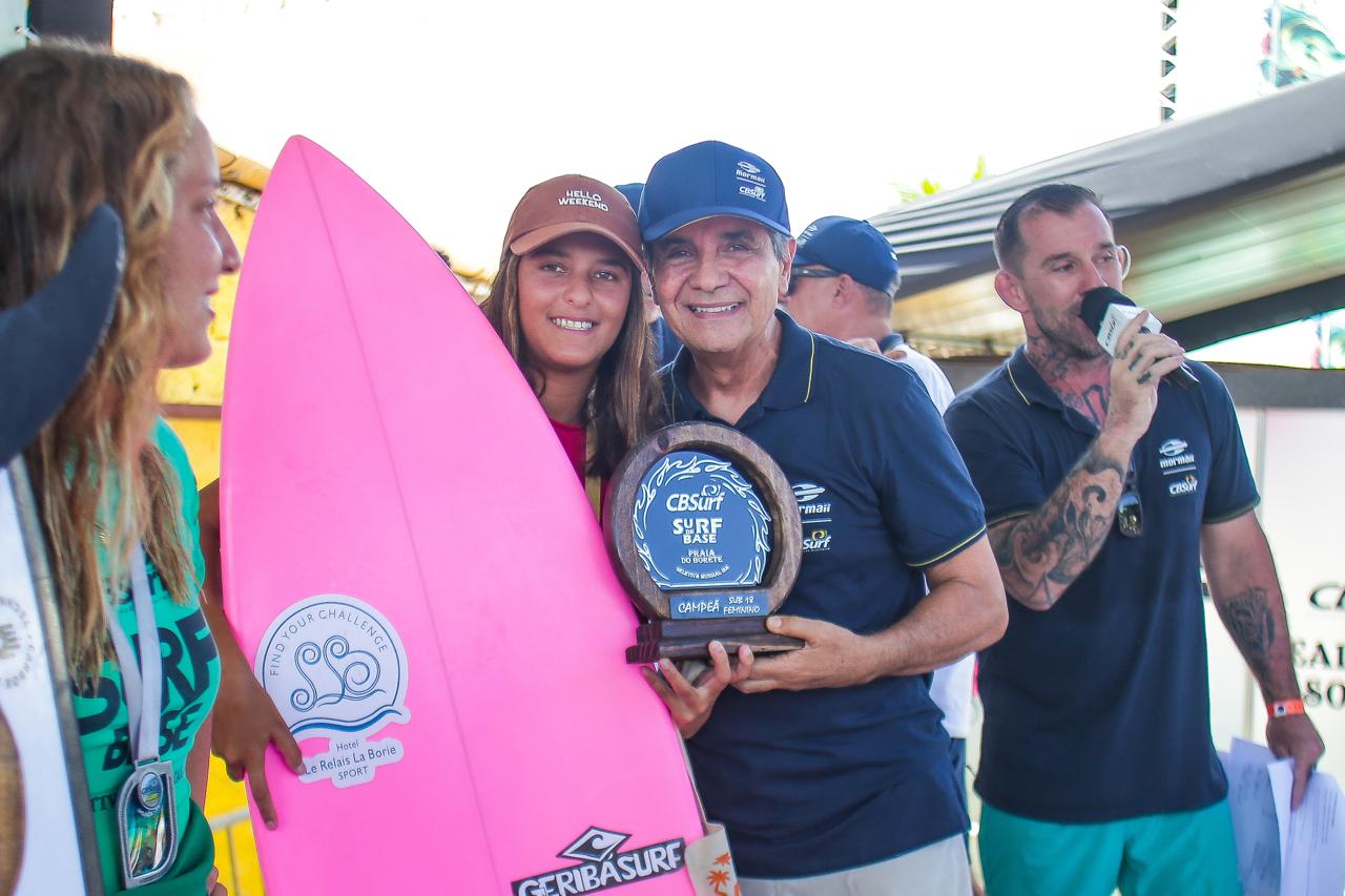 O prefeito de Ipojuca, Carlos Santana, entregou a premiação no campeonato de surfs