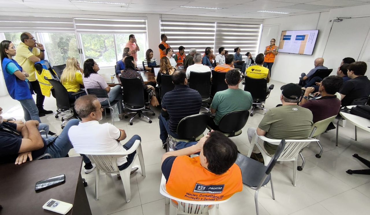 O prefeito de Jaboatão, Mano Medeiros, comandou reunião com a equipe da Defesa Civil e secretários municipais