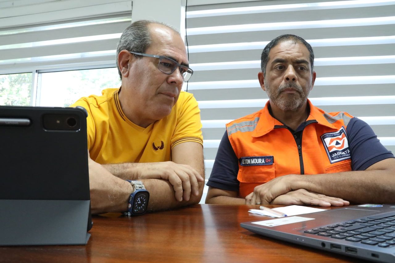 O prefeito de Jaboatão dos Guararapes, Mano Medeiros, acompanha as operações de prevenção e assistência às famílias atingidas