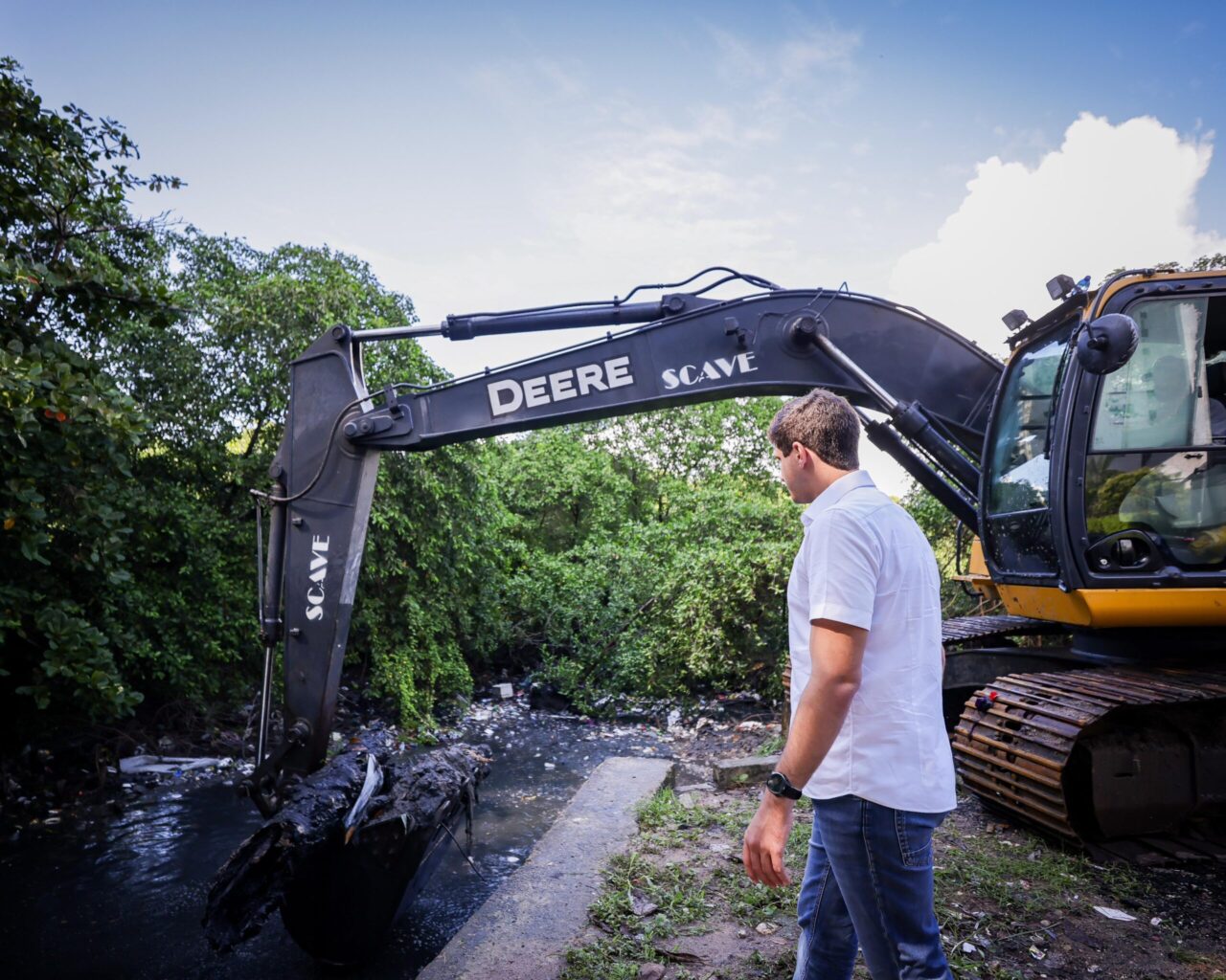 O prefeito do Recife, João Campos, acompanhou os trabalhos de limpeza do Canal do Sport