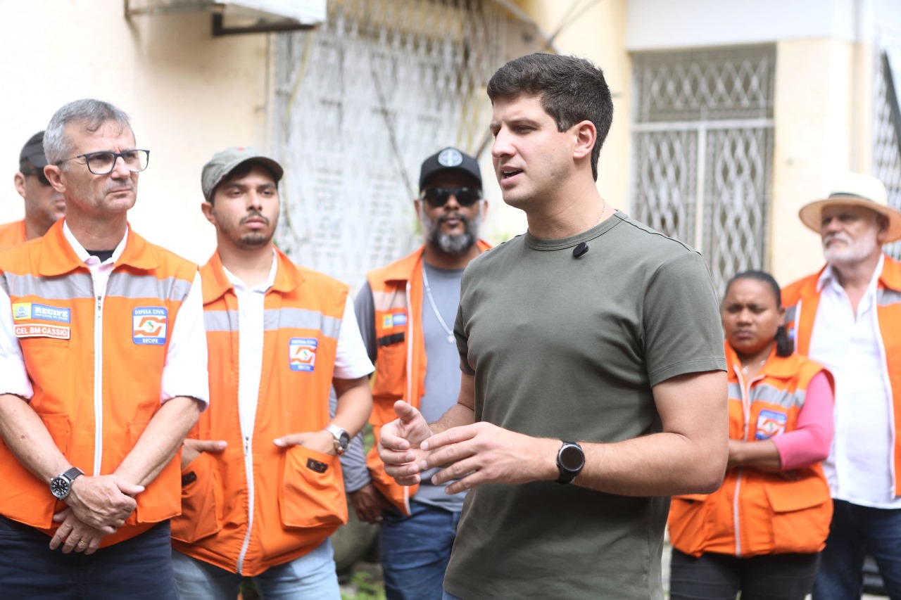 O prefeito do Recife, João Campos, reforçou as equipes da Defesa Civil com a participação de outras secretarias