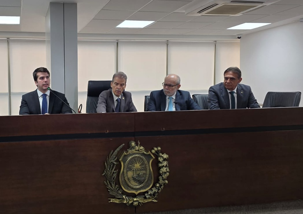Os deputados presidentes das comissões da Alepe quastionaram dados sobre o empréstimo da Alepe
