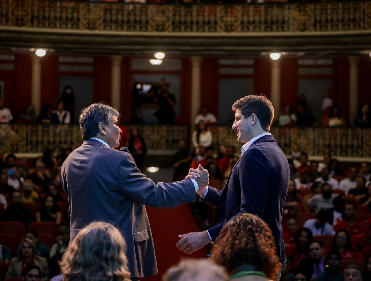 Prefeito João Campos e o ministro Wellington Dias assinaram acordos entre Recife e Governo Federal Foto Edson Holanda PCR