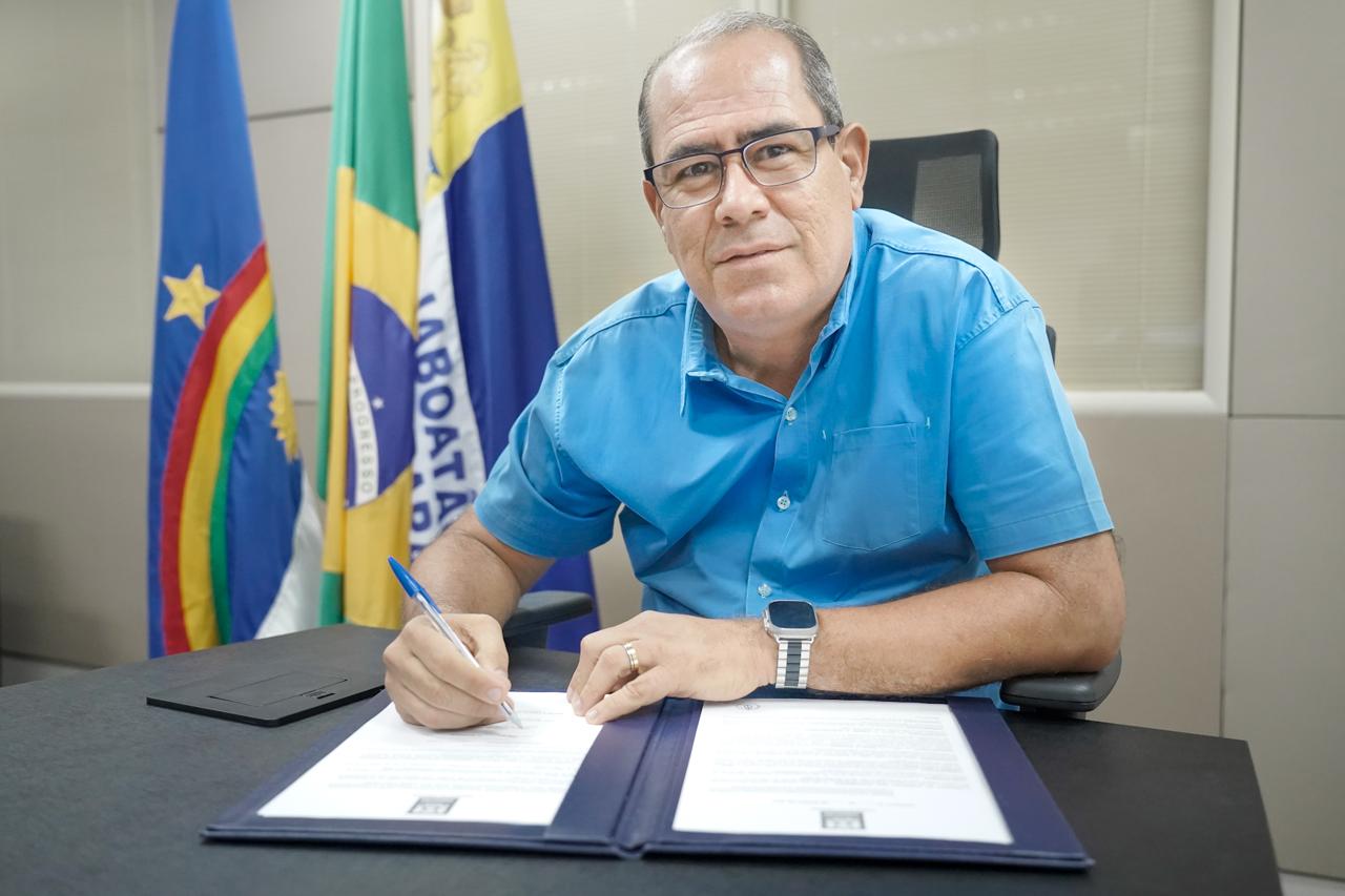 Prefeito Mano Medeiros afirma que sempre teve o compromisso de valorizar o pessoal da Educação