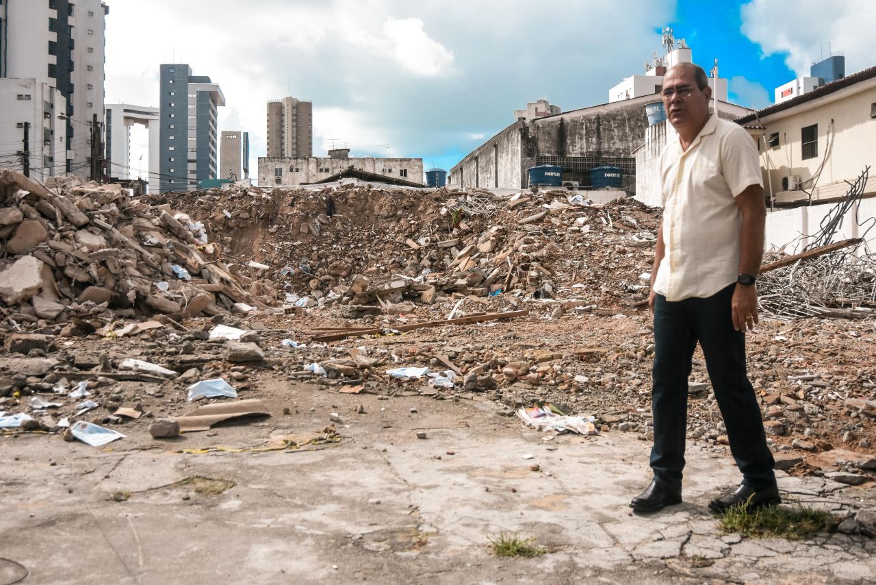 Prefeito Mano Medeiros visita área do desabamento do edifício Kátia Melo e acompanha liberação de imóveis e vias em Piedade