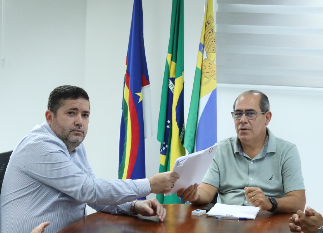 Prefeito Mano entrega à Câmara projeto de reajuste salarial com aumentos de até 6,27% para 7.242 servidores e impacto anual de R$ 773 milhões