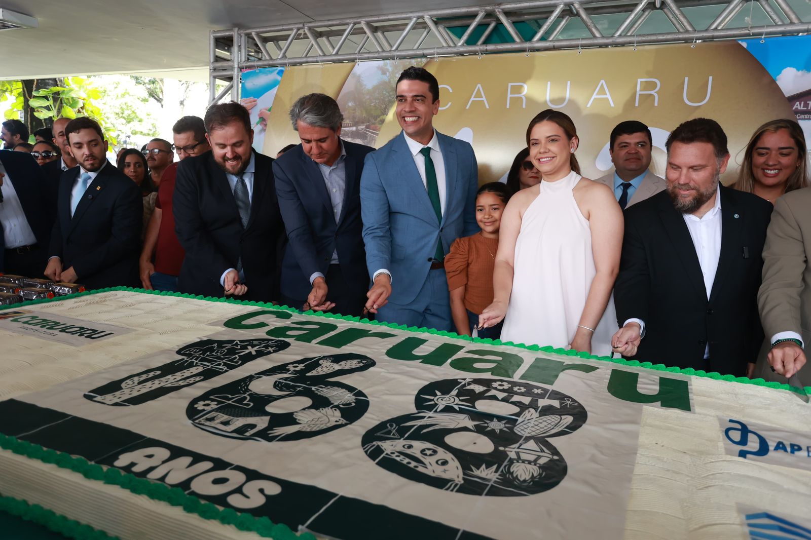 Prefeito Rodrigo Pinheiro cortou o bolo, em comemoração ao aniversário de 168 anos de Caruaru