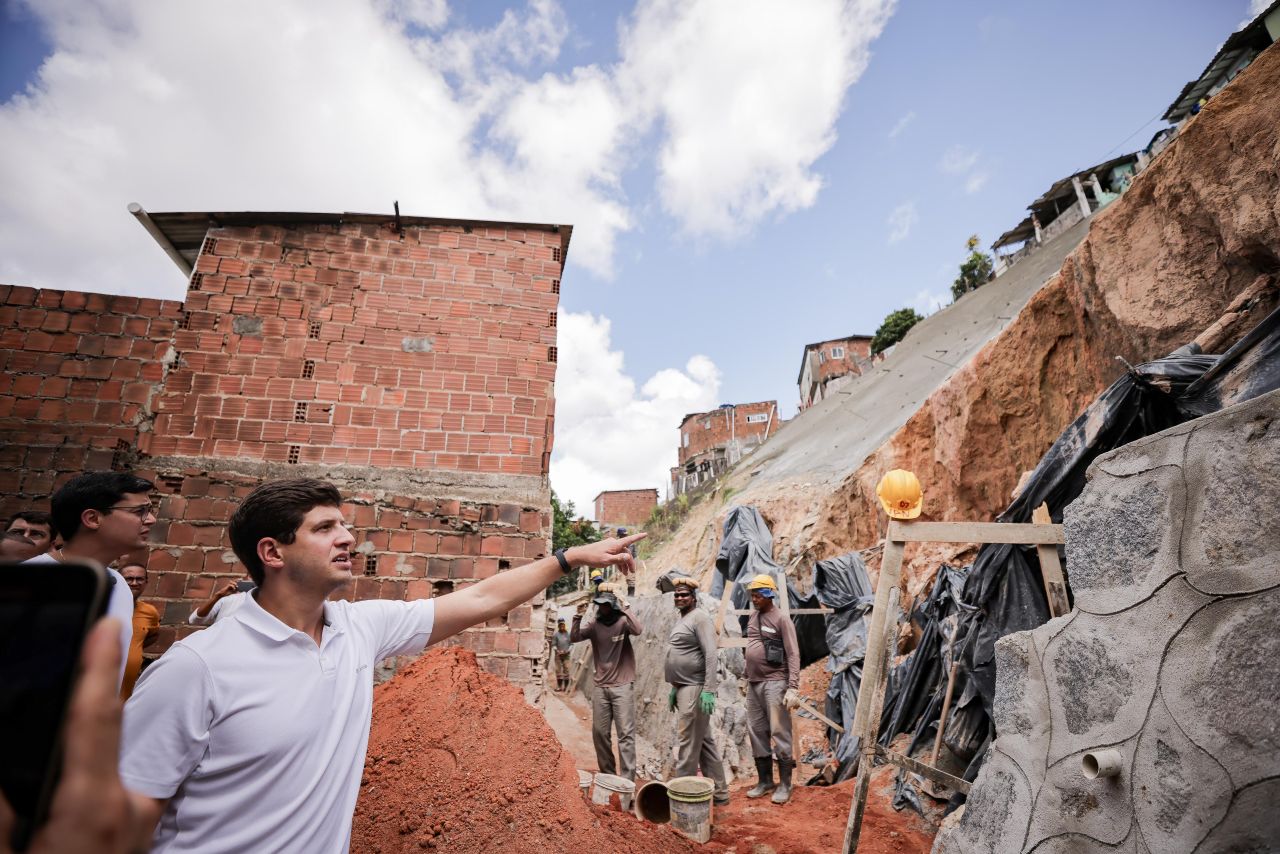 Prefeito do Recife, João Campos, vistoriou as obras de contenção de encosta na Zona Norte