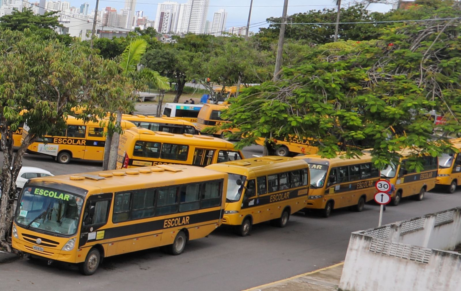 Prefeitura de Jaboatão mantém 30 ônibus à disposição de moradores em áreas de risco, com Defesa Civil em alerta diante da previsão de chuvas