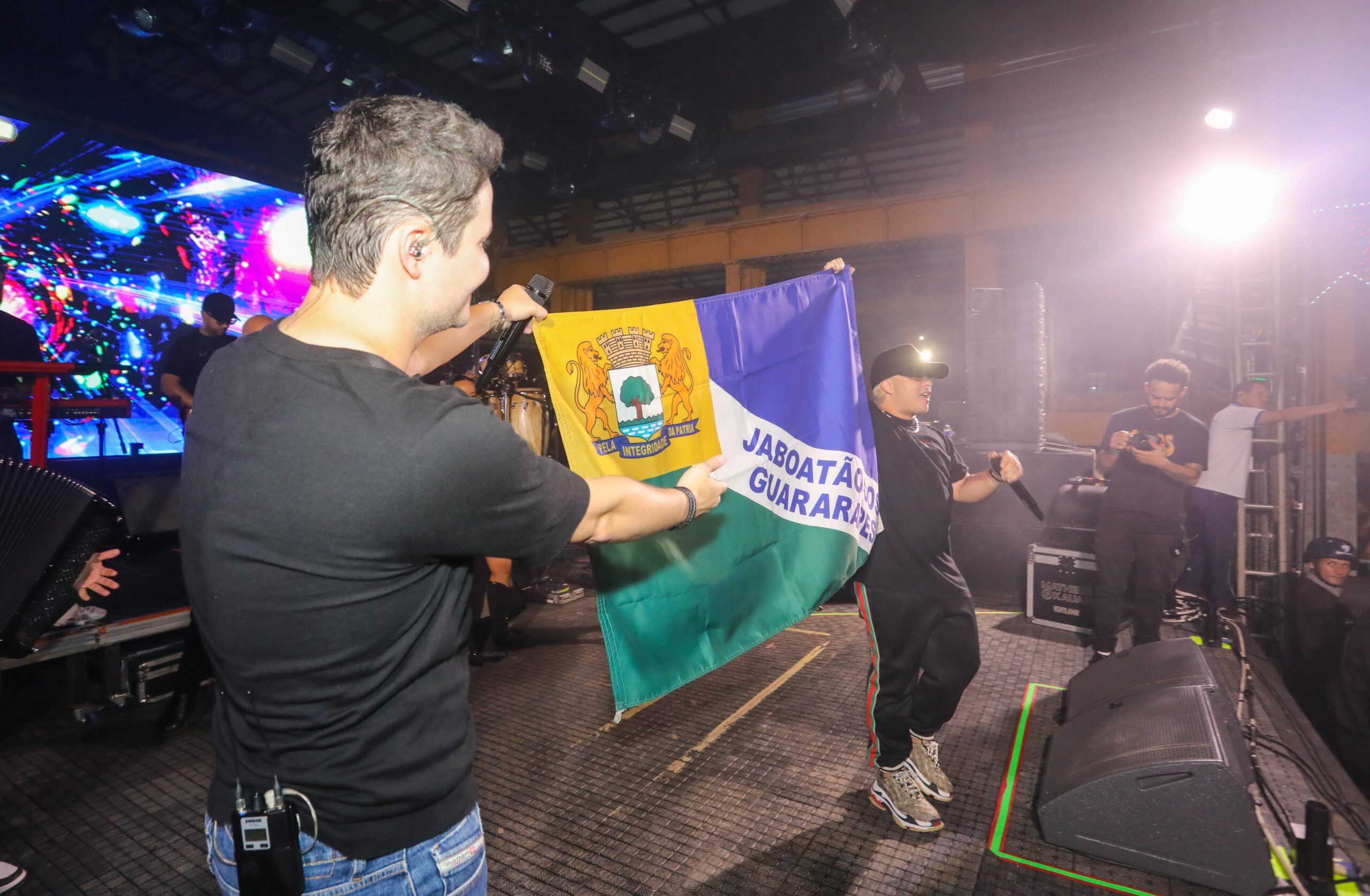 A dupla Matheus & Kauan animou a noite pré-São João em Jaboatão centro