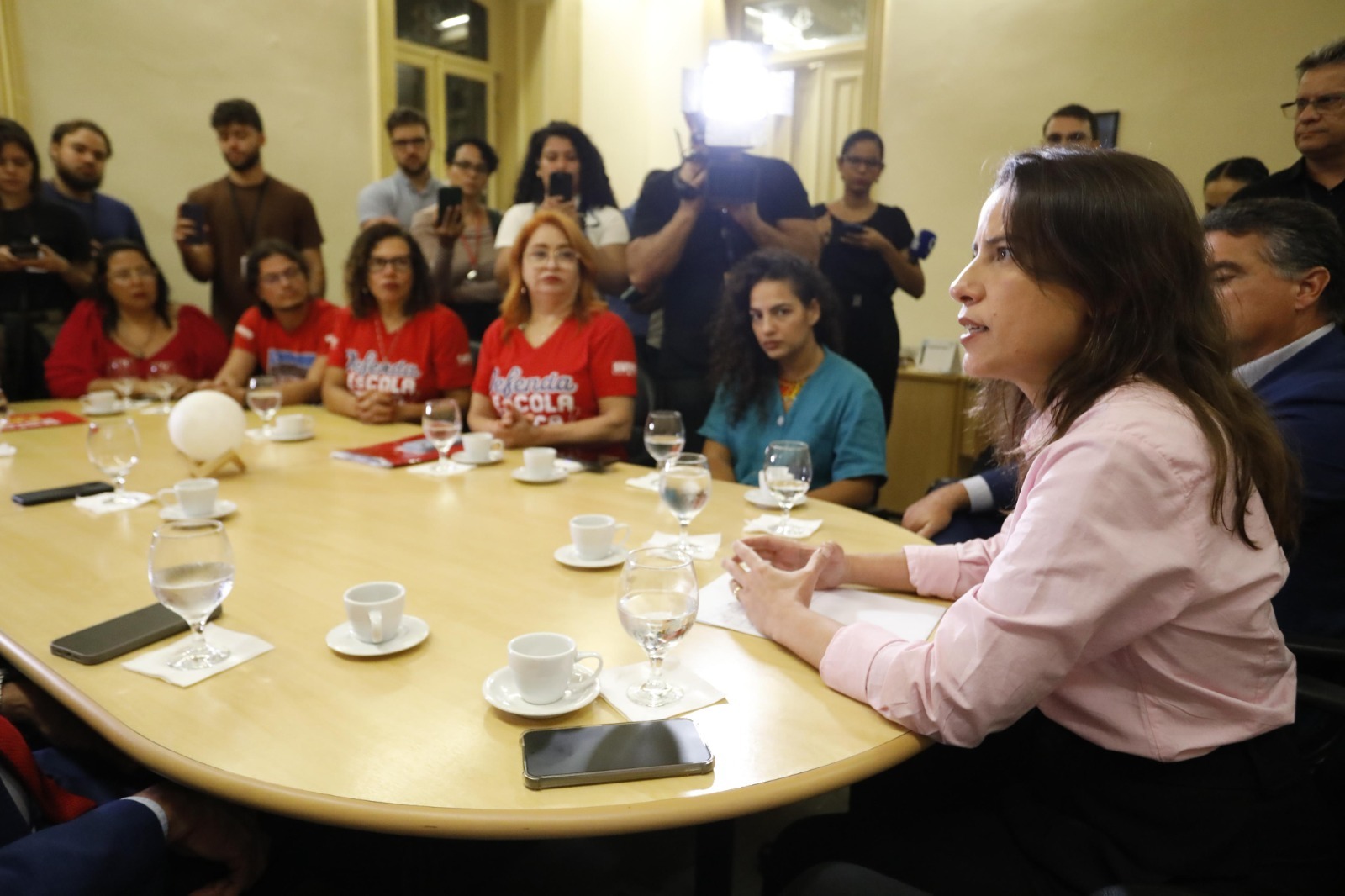 A governadora Raquel Lyra recebeu uma comissão e disse que o Estado pode rodar uma folha extra para garantir o pagamento do reajuste Foto Hesíodo Goes Secom