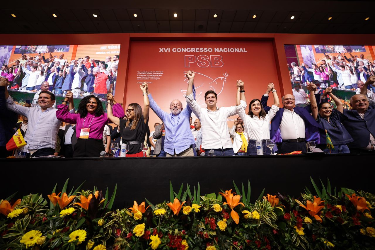 Agora presidente nacional do PSB, João Campos defende que seja feita uma grande frente política ao lado do presidente Lula Foto Rodolfo Loepert Divulgação