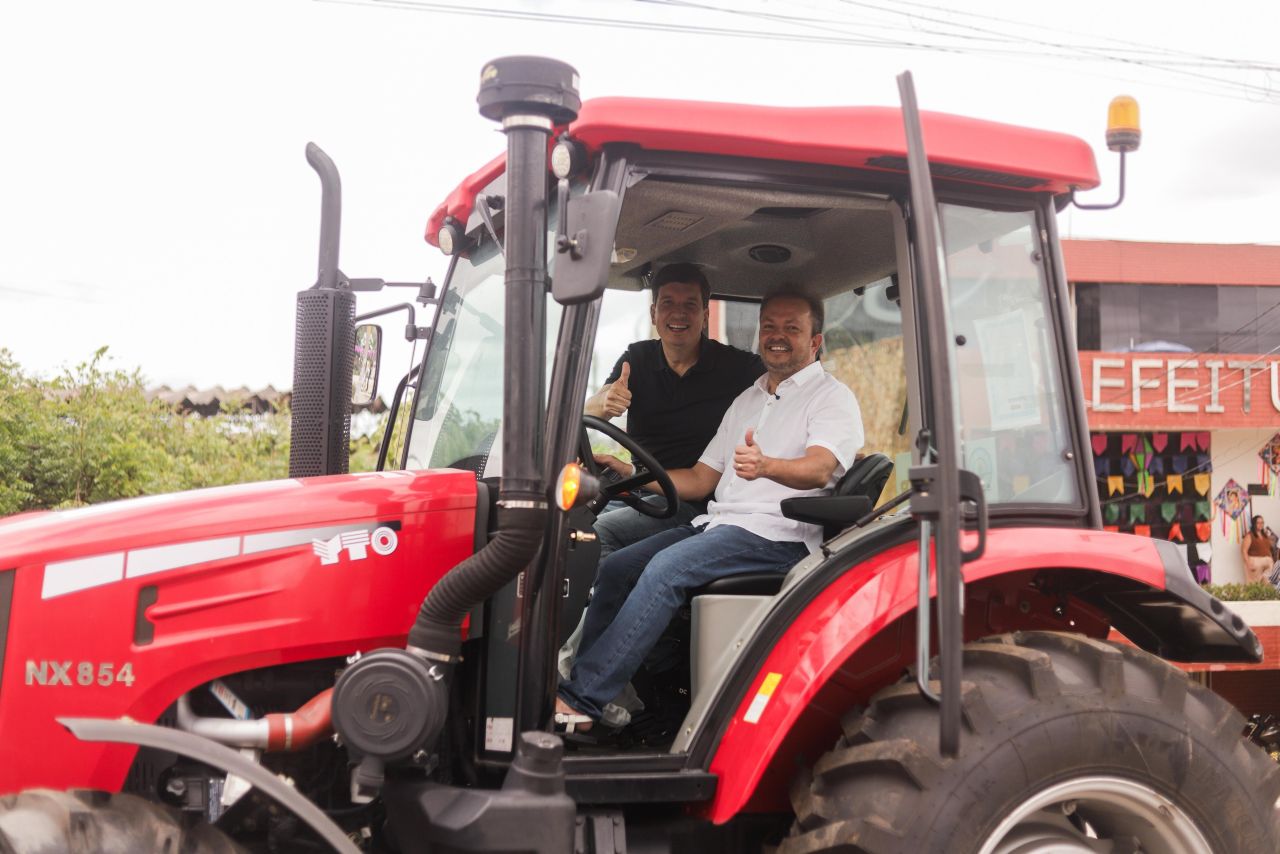 Deputado Joãozinho Tenório entrega trator à Prefeitura de Salgueiro para fortalecer a agricultura local e participa de agendas em Exu e Granito