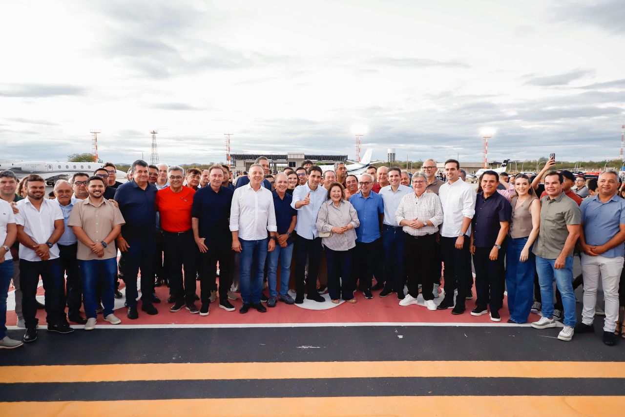 Governador João Azevedo, ministro Silvio Costa Filho e presidente Hugo Motta inauguram o Aeroporto de Patos